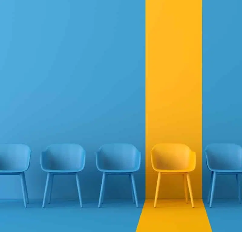 5 chaises, une seul est jaune